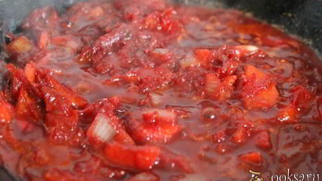 летний борщ с молодой капустой и фрикадельками