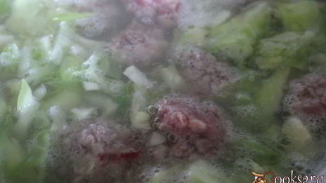 летний борщ с молодой капустой и фрикадельками