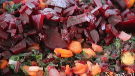 летний борщ со свекольными листьями