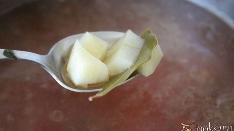 летний борщ со свекольными листьями