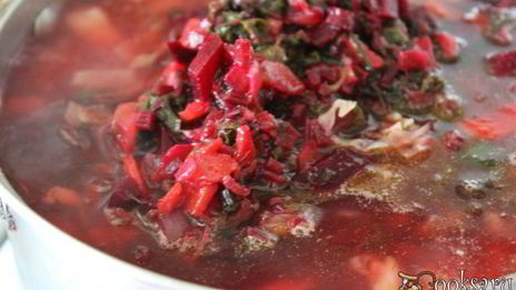 летний борщ со свекольными листьями