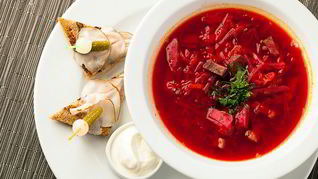 Украинский борщ с говядиной и копченым салом