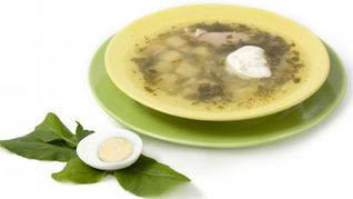 Зеленый борщ со сметаной