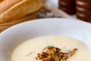 Чесночный крем-суп с лисичками