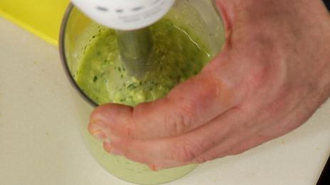 холодный суп из авокадо с креветками