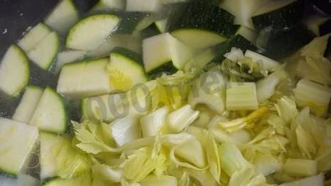 крем-суп из цукини и курицы в мультиварке