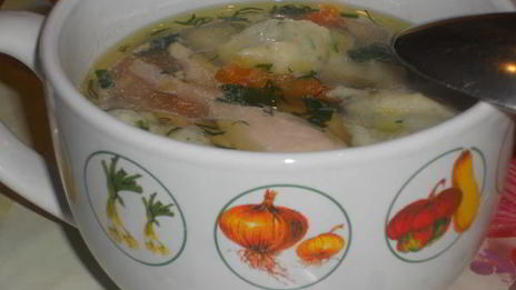 куриный суп с шпинатными клецками