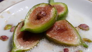 Лимонный суп с инжиром, фисташками и медом