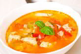Луковый суп с кубиками минтая и паприкой