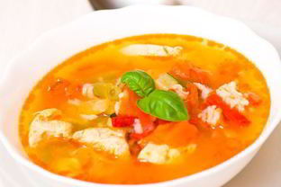 Луковый суп с кубиками минтая и паприкой