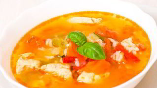 Луковый суп с кубиками минтая и паприкой