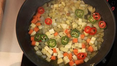 разноцветный суп с пангасиусом и тилапией