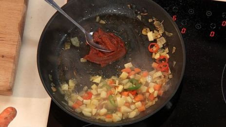 разноцветный суп с пангасиусом и тилапией