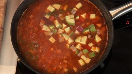 разноцветный суп с пангасиусом и тилапией