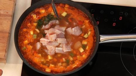 разноцветный суп с пангасиусом и тилапией