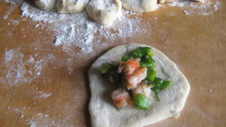 рыбный суп с креветочными пельменями