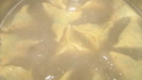 рыбный суп с креветочными пельменями