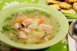 Рыбный суп с сырными тостами