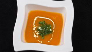 Быстрый морковный суп-пюре с укропным песто