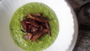 Гороховый суп-пюре с красным луком
