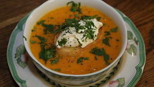 Морковный суп-пюре с гренками и кинзой