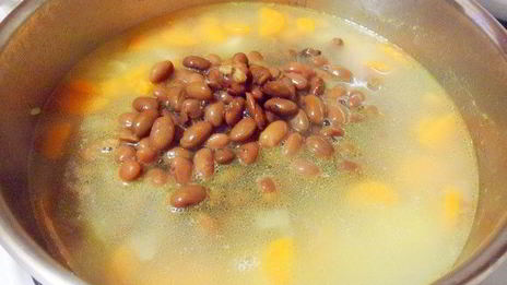 суп-пюре из фасоли с индейкой и чесночными гренками