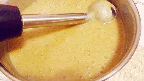 суп-пюре из фасоли с индейкой и чесночными гренками