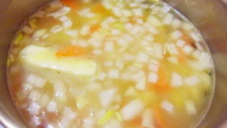 суп-пюре из фасоли с индейкой и чесночными гренками