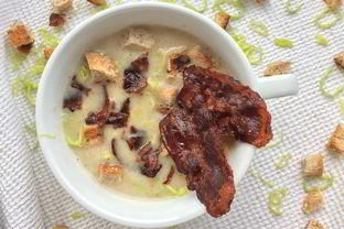 Суп-пюре из лисичек с беконом и пореем