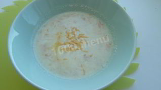 Суп пюре из сельдерея с твердым сыром и сметаной