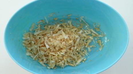 суп пюре из сельдерея с твердым сыром и сметаной