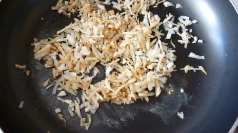 суп пюре из сельдерея с твердым сыром и сметаной