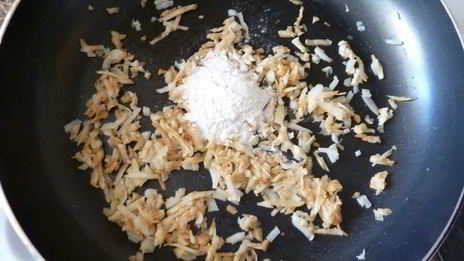 суп пюре из сельдерея с твердым сыром и сметаной