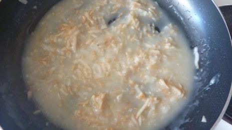 суп пюре из сельдерея с твердым сыром и сметаной