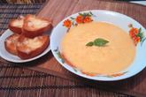 Суп-пюре из цветной капусты с чесночно-сырными гренками