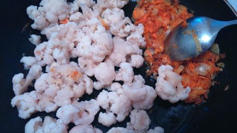 суп-пюре из цветной капусты с чесночно-сырными гренками