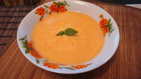 суп-пюре из цветной капусты с чесночно-сырными гренками