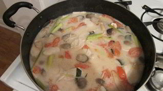 Тайский суп том-кха с кокосовым молоком и морепродуктами