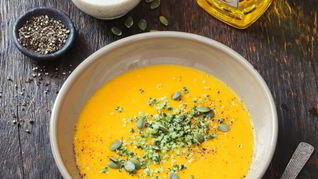 Тыквенный суп с ароматизированной кокосовой стружкой