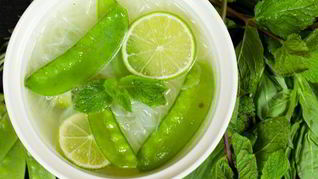 Зеленый суп с базиликом и мятой