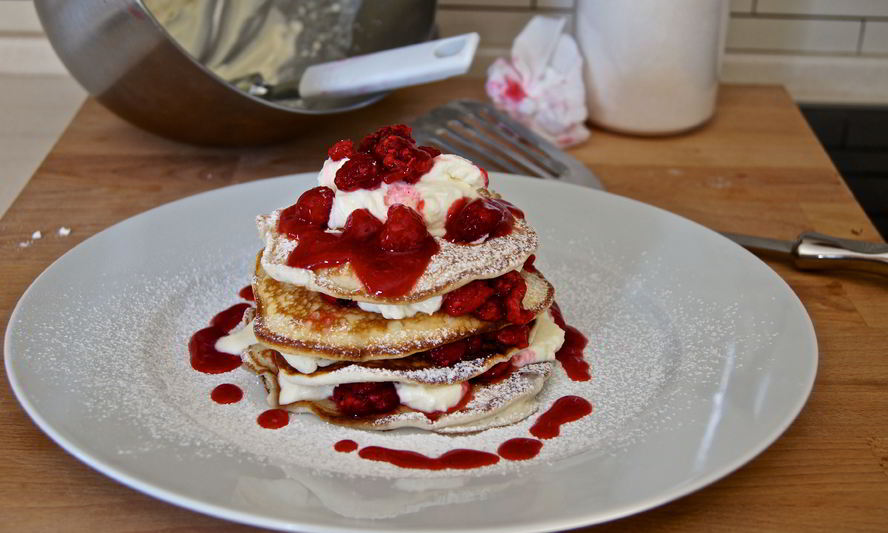 Рецепт американских панкейков с кремом из маскарпоне и малиной