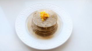 Банановые панкейки с кокосовым соусом