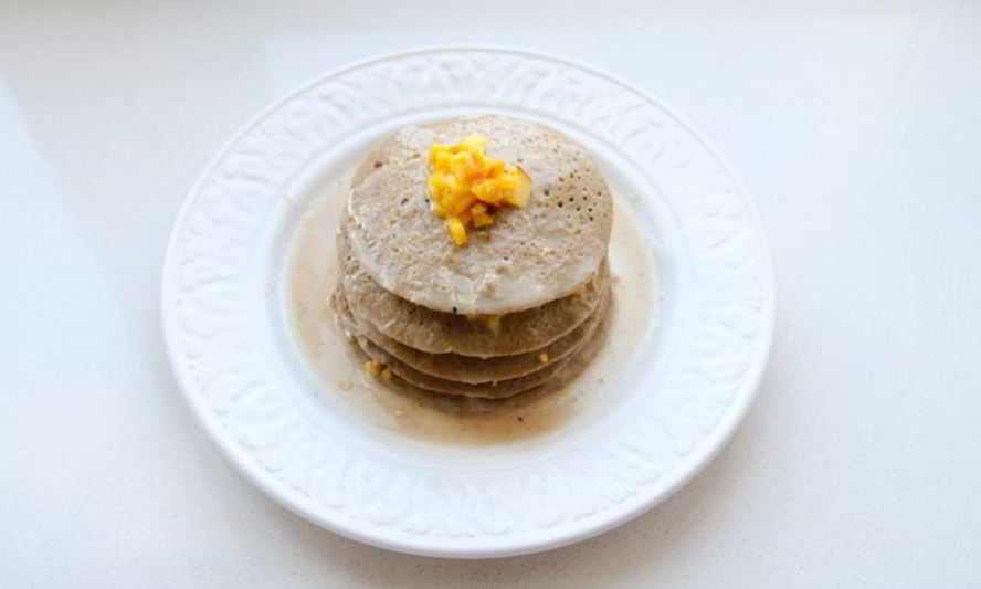 Рецепт банановых панкейков с кокосовым соусом