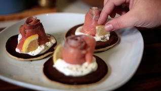 Блинчики с рыбой и сырным соусом