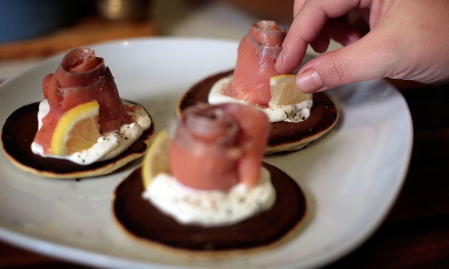 Рецепт блинчиков с рыбой и сырным соусом