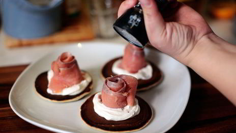 блинчики с рыбой и сырным соусом