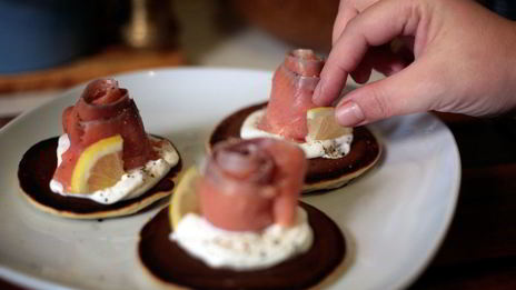 блинчики с рыбой и сырным соусом