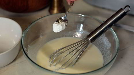 блинчики с рыбой и сырным соусом