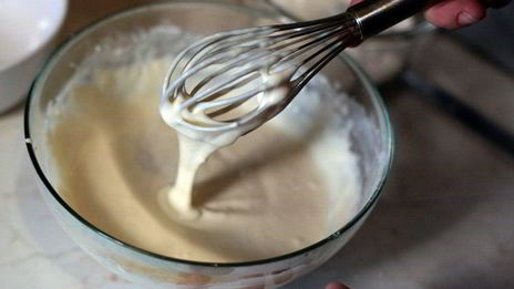 блинчики с рыбой и сырным соусом