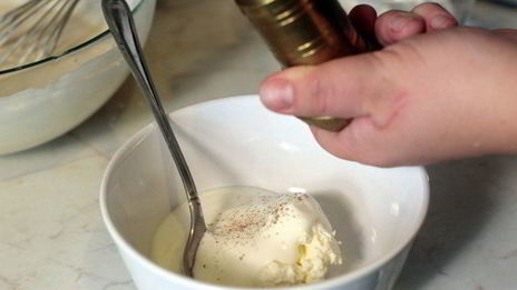 блинчики с рыбой и сырным соусом